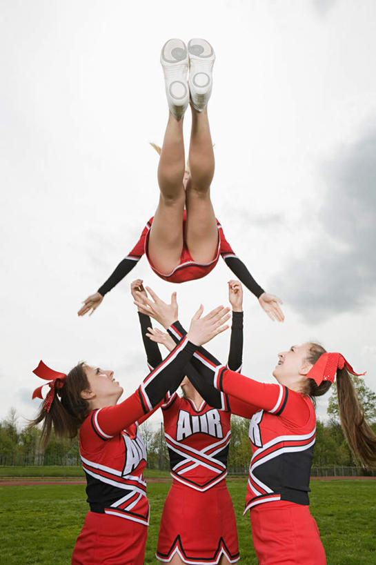 西方人,四个人,伙伴,朋友,站,跳,举,竖图,室外,白天,仰视,裙子,友谊,欧洲,欧洲人,连衣裙,装饰,云,云朵,半空,云彩,注视,踩,蓝色,白云,蓝天,天空,发箍,发饰,蝴蝶结,饰品,天,踩着,观察,看,托,站着,同学,晴朗,头箍,观看,张开双腿,察看,校友,关注,发卡,配饰,同窗,学友,展开双腿,友情,年轻女性,女人,女性,白种人,晴空,举起,举手,举着,抬头,跳跃,向上举,向上伸,向上托,仰头,站立,半身,彩图,低角度拍摄,伸展双腿