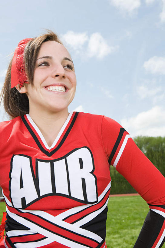 西方人,一个人,站,笑,微笑,露齿笑,竖图,室外,白天,正面,裙子,草地,草坪,植物,欧洲,欧洲人,仅一个年轻女性,仅一个女性,仅一个人,连衣裙,装饰,云,云朵,云彩,注视,手叉腰,草,树,树木,蓝色,绿色,白云,蓝天,天空,自然,发箍,发饰,蝴蝶结,饰品,天,叉腰,观察,看,站着,生长,晴朗,成长,头箍,观看,察看,关注,发卡,配饰,年轻女性,女人,女性,白种人,晴空,抬头,仰头,站立,半身,彩图