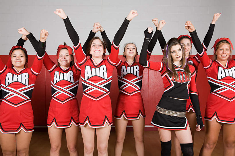 西方人,伙伴,朋友,站,举,笑,微笑,露齿笑,横图,室内,白天,正面,裙子,友谊,柜子,欧洲,欧洲人,连衣裙,装饰,墙,许多人,注视,墙壁,墙面,白色,发箍,发饰,蝴蝶结,饰品,衣橱,观察,看,托,站着,一群人,同学,头箍,观看,察看,校友,关注,发卡,配饰,更衣橱,同窗,学友,友情,年轻女性,女人,女性,白种人,举起,举手,举着,向上举,向上伸,向上托,站立,半身,彩图