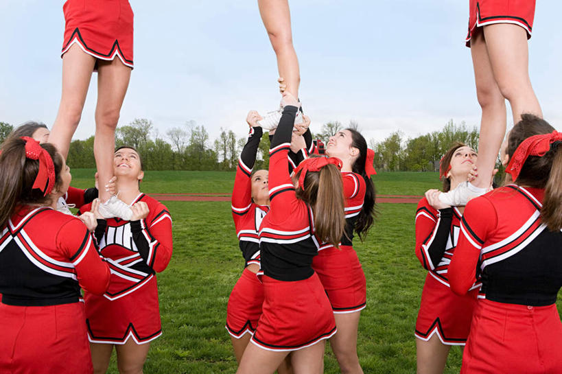 西方人,伙伴,朋友,站,举,横图,室外,白天,正面,裙子,友谊,草地,草坪,植物,欧洲,欧洲人,连衣裙,装饰,许多人,注视,踩,草,树,树木,蓝色,绿色,蓝天,天空,自然,发箍,发饰,蝴蝶结,饰品,天,踩着,观察,看,托,站着,一群人,同学,生长,晴朗,成长,头箍,观看,察看,校友,关注,发卡,配饰,万里无云,同窗,学友,友情,年轻女性,女人,女性,白种人,晴空,晴空万里,举起,举手,举着,抬头,向上举,向上伸,向上托,仰头,站立,半身,彩图