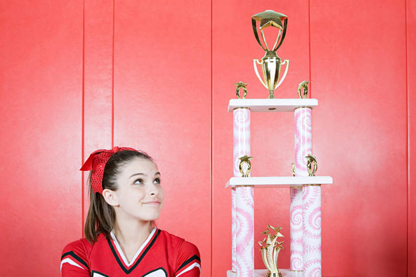 西方人,一个人,坐,笑,微笑,横图,室内,白天,正面,裙子,成功,胜利,欧洲,欧洲人,仅一个年轻女性,仅一个女性,仅一个人,连衣裙,装饰,墙,注视,墙壁,墙面,一个,红色,发箍,发饰,蝴蝶结,饰品,观察,看,光彩,单个,头箍,观看,察看,关注,荣誉,发卡,奖品,配饰,荣耀,光荣,年轻女性,女人,女性,白种人,抬头,仰头,坐着,半身,彩图,奖杯