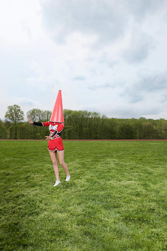 西方人,一个人,站,举,竖图,室外,白天,正面,裙子,草地,草坪,植物,欧洲,欧洲人,仅一个年轻女性,仅一个女性,仅一个人,连衣裙,云,云朵,云彩,喇叭,草,树,树木,蓝色,绿色,白云,蓝天,天空,自然,话筒,天,托,站着,遮,遮掩,生长,晴朗,成长,掩盖,遮挡,传声筒,遮盖,掩饰,年轻女性,女人,女性,白种人,晴空,举起,举手,举着,向上举,向上伸,向上托,站立,彩图,全身