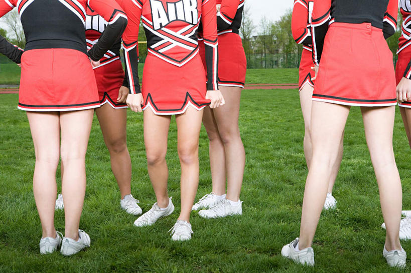 西方人,背部,伙伴,朋友,站,横图,室外,白天,正面,裙子,友谊,草地,草坪,植物,欧洲,欧洲人,连衣裙,许多人,手叉腰,草,树,树木,绿色,自然,叉腰,站着,一群人,同学,生长,成长,双手叉腰,校友,同窗,学友,友情,年轻女性,女人,女性,白种人,站立,半身,彩图