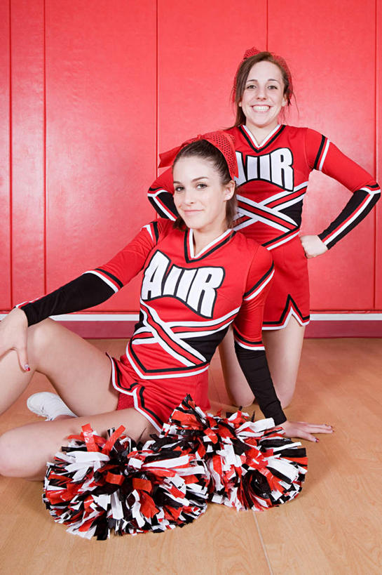 西方人,儿童,两个人,伙伴,朋友,坐,跪,笑,微笑,露齿笑,竖图,室内,白天,正面,裙子,友谊,地板,欧洲,欧洲人,连衣裙,装饰,墙,地面,手叉腰,木地板,墙壁,墙面,小孩,红色,发箍,发饰,蝴蝶结,饰品,叉腰,同学,头箍,双手叉腰,校友,发卡,配饰,同窗,学友,拉拉花,拉拉球,啦啦花,啦啦球,友情,男孩,男人,男性,女孩,女人,女性,白种人,跪着,坐着,半身,彩图,男生,女生