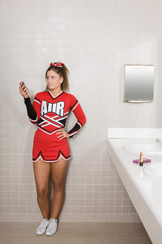 西方人,一个人,站,打电话,竖图,室内,白天,正面,裙子,卫生间,洗手间,电话,手机,欧洲,欧洲人,仅一个年轻女性,仅一个女性,仅一个人,握,连衣裙,装饰,水槽,墙,拿,拿着,注视,通讯设备,水斗,手叉腰,墙壁,墙面,白色,发箍,发饰,蝴蝶结,饰品,叉腰,观察,看,站着,握着,头箍,观看,察看,关注,发卡,配饰,交流,年轻女性,女人,女性,白种人,厕所,沟通,通话,站立,彩图,全身