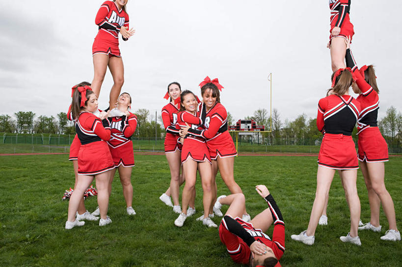 东方人,西方人,伙伴,朋友,站,横图,室外,白天,仰视,裙子,跳舞,友谊,草地,草坪,植物,欧洲,欧洲人,亚洲,连衣裙,装饰,云,云朵,许多人,云彩,扭头,注视,黄种人,踩,草,树,树木,蓝色,绿色,白云,蓝天,天空,自然,发箍,发饰,蝴蝶结,饰品,天,踩着,观察,看,站着,转头,一群人,同学,生长,晴朗,成长,头箍,观看,摔倒,察看,校友,关注,舞姿,发卡,跌倒,配饰,同窗,学友,友情,年轻女性,女人,女性,白种人,亚洲人,晴空,站立,半身,彩图,低角度拍摄,舞蹈