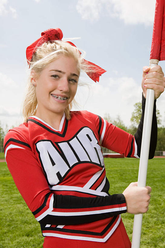 西方人,一个人,站,笑,微笑,露齿笑,竖图,室外,白天,正面,裙子,草地,草坪,植物,旗帜,欧洲,欧洲人,仅一个年轻女性,仅一个女性,仅一个人,一面,握,连衣裙,装饰,旗杆,云,云朵,云彩,注视,旗子,草,树,树木,红色,蓝色,绿色,白云,蓝天,天空,自然,发箍,发饰,蝴蝶结,饰品,天,观察,看,站着,握着,生长,晴朗,成长,头箍,观看,察看,关注,发卡,配饰,旌旗,旗号,年轻女性,女人,女性,白种人,晴空,站立,半身,彩图