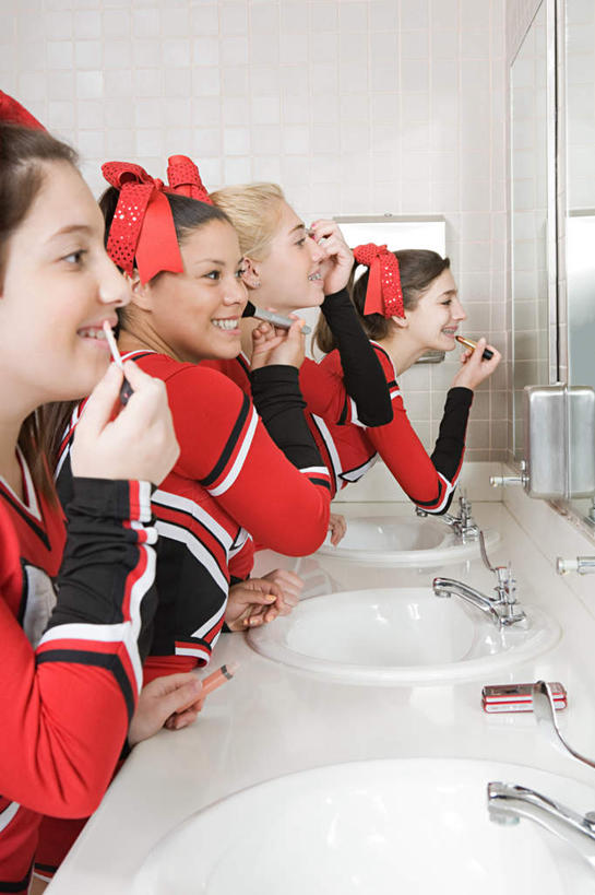 西方人,四个人,伙伴,朋友,站,笑,微笑,露齿笑,竖图,室内,白天,侧面,裙子,化妆,美容,友谊,镜子,卫生间,洗手间,欧洲,欧洲人,护肤,握,连衣裙,装饰,水槽,水龙头,墙,拿,拿着,注视,唇刷,水斗,开关,墙壁,墙面,白色,发箍,发饰,蝴蝶结,化妆品,化妆刷,饰品,刷子,打开,观察,看,站着,保养,享受,休闲,同学,睫毛膏,放松,握着,保健,腮红刷,头箍,观看,阀门,镜像,察看,美容工具,开启,化妆用品,镜面,校友,关注,眼妆,发卡,配饰,养颜,彩妆刷,化妆工具,同窗,学友,睫毛液,水咀,友情,年轻女性,女人,女性,白种人,厕所,站立,半身,彩图