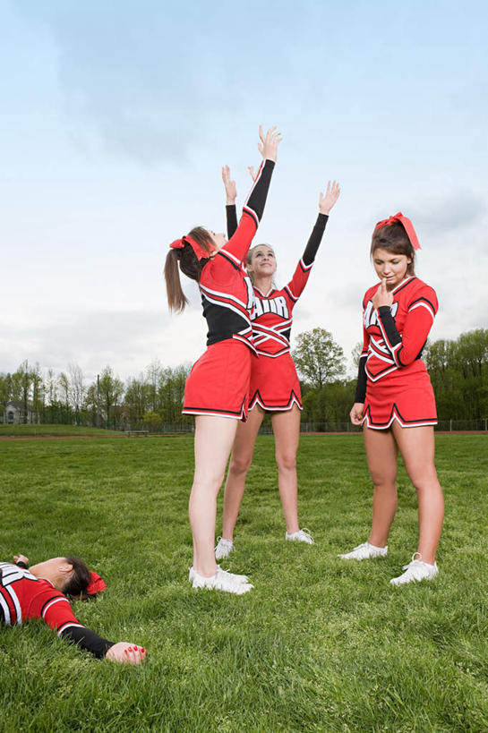 西方人,四个人,伙伴,朋友,站,躺,举,竖图,室外,白天,正面,裙子,友谊,草地,草坪,植物,欧洲,欧洲人,连衣裙,装饰,云,云朵,云彩,草,树,树木,蓝色,绿色,白云,蓝天,天空,自然,发箍,发饰,蝴蝶结,饰品,天,托,站着,同学,生长,晴朗,成长,头箍,校友,发卡,配饰,同窗,学友,卧着,友情,年轻女性,女人,女性,白种人,晴空,举起,举手,举着,抬头,躺着,卧,向上举,向上伸,向上托,仰头,站立,彩图,全身