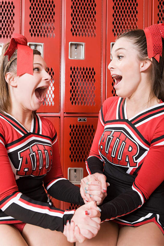 西方人,两个人,伙伴,朋友,坐,握手,竖图,室内,白天,正面,裙子,友谊,柜子,欧洲,欧洲人,连衣裙,装饰,扭头,相视,红色,发箍,发饰,蝴蝶结,饰品,衣橱,张嘴,转头,同学,面对面,头箍,对视,互视,校友,相对,发卡,张大嘴巴,配饰,更衣橱,相看,同窗,学友,友情,年轻女性,女人,女性,白种人,张开嘴,搀手,拉手,手拉手,手握手,坐着,半身,彩图