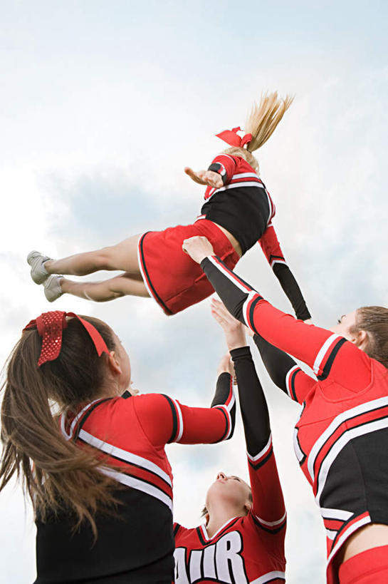 西方人,四个人,伙伴,朋友,站,跳,举,竖图,室外,白天,仰视,裙子,友谊,欧洲,欧洲人,连衣裙,装饰,云,云朵,半空,云彩,注视,蓝色,白云,蓝天,天空,发箍,发饰,蝴蝶结,饰品,天,观察,看,托,站着,同学,晴朗,头箍,观看,察看,校友,关注,发卡,配饰,同窗,学友,友情,年轻女性,女人,女性,白种人,晴空,举起,举手,举着,抬头,跳跃,向上举,向上伸,向上托,仰头,站立,半身,彩图,低角度拍摄