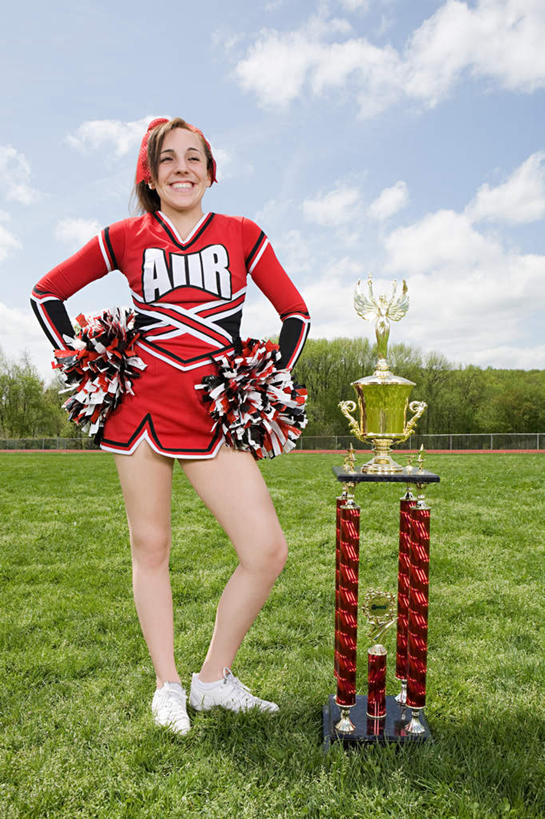 西方人,一个人,站,笑,微笑,露齿笑,竖图,室外,白天,正面,裙子,成功,胜利,草地,草坪,植物,欧洲,欧洲人,仅一个年轻女性,仅一个女性,仅一个人,连衣裙,装饰,云,云朵,云彩,注视,手叉腰,草,树,树木,两个,一个,蓝色,绿色,白云,蓝天,天空,自然,发箍,发饰,蝴蝶结,饰品,天,叉腰,观察,看,站着,光彩,生长,晴朗,单个,成长,头箍,观看,察看,双手叉腰,关注,荣誉,发卡,奖品,配饰,拉拉花,拉拉球,啦啦花,啦啦球,荣耀,光荣,年轻女性,女人,女性,白种人,晴空,站立,彩图,全身,奖杯