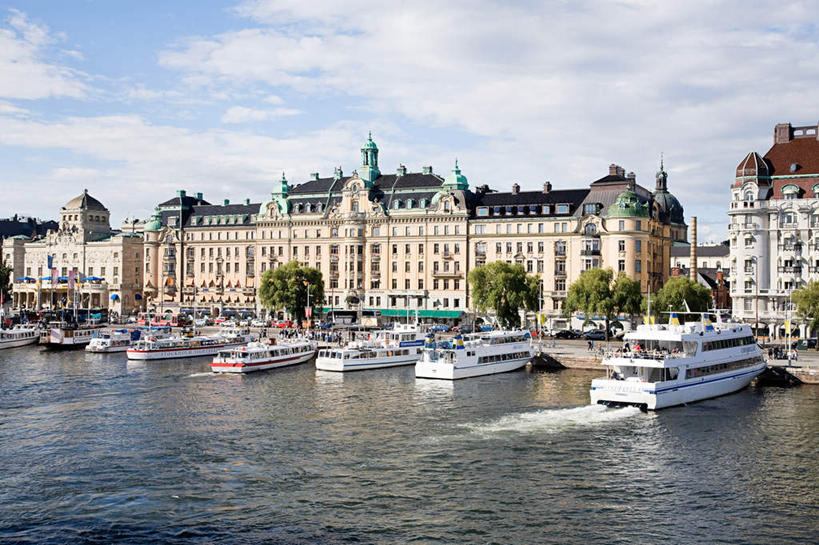 无人,家,码头,横图,室外,白天,正面,度假,河流,美景,水,植物,别墅,城市风光,标志建筑,城市,地标,港口,建筑,轮船,船,欧洲,许多,波纹,飞溅,溅,液体,房屋,屋子,河水,景观,水滴,水流,云,云朵,公寓,建筑群,云彩,娱乐,建设,洋房,楼房,住宅,水珠,树,树木,蓝色,绿色,白云,蓝天,水纹,天空,自然,船尾波,交通工具,波浪,天,享受,休闲,景色,放松,生长,晴朗,成长,斯堪的纳维亚,喷洒,载具,北欧,斯堪的那维亚,斯堪的那维亚半岛,斯堪的纳维亚半岛,晴空,彩图,房子,摆渡口,埠头,渡口,渡头,港湾,海港,货运码头,口岸,商港