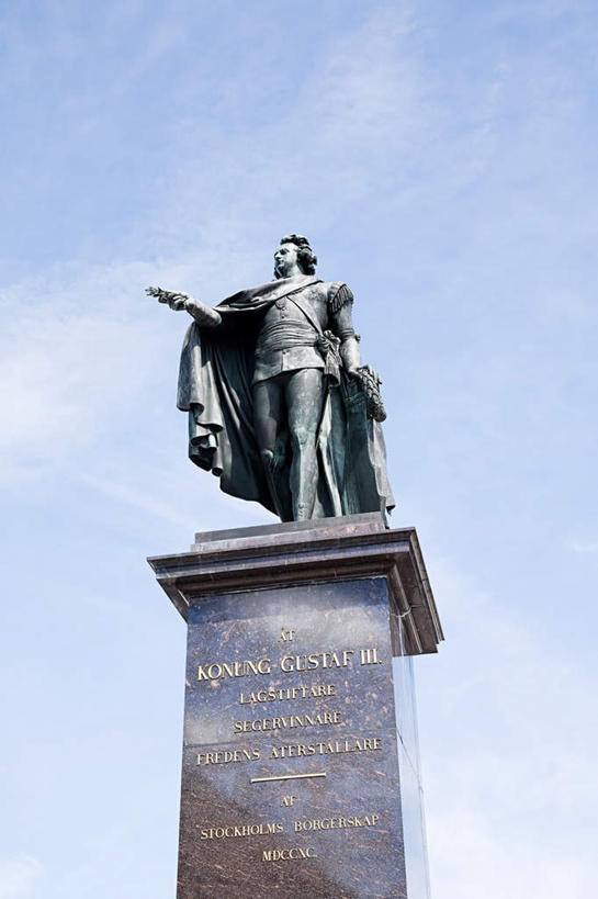 西方人,一个人,无人,站,举,竖图,室外,白天,仰视,民族服装,旅游,度假,名胜古迹,标志建筑,地标,建筑,雕塑,欧洲,欧洲人,仅一个男性,仅一个人,遗迹,艺术,装饰,雕刻,雕像,云,云朵,云彩,注视,古迹,文物,娱乐,建设,古建筑,仅一个年轻男性,蓝色,白云,蓝天,天空,披肩,工艺品,天,观察,看,托,站着,享受,休闲,旅游胜地,放松,晴朗,观看,纪念,美术,察看,斯堪的纳维亚,关注,北欧,斯堪的那维亚,斯堪的那维亚半岛,斯堪的纳维亚半岛,主题,陈列,古文明,功能,美学,漆雕,男人,男性,年轻男性,白种人,晴空,举起,举手,举着,向上举,向上伸,向上托,站立,彩图,低角度拍摄,全身,传统服装,民俗服