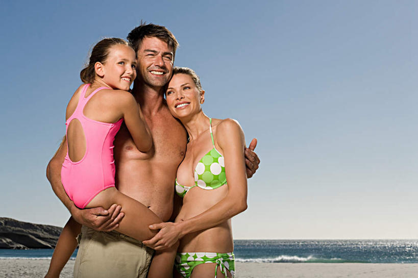 西方人,儿童,三个人,家庭,夫妻,母亲,父亲,女儿,站,抱,笑,微笑,露齿笑,横图,室外,白天,仰视,泳装,比基尼,爱情,纯洁,海浪,海洋,沙滩,欧洲,欧洲人,泳裤,沙子,海岸,浪花,水平线,辽阔,海平线,沙地,浪漫,扭头,注视,小孩,蓝色,蓝天,天空,海水,天,观察,看,站着,转头,广阔,温暖,温馨,父女,母女,三口之家,一家人,恩爱,父爱,可爱,母爱,童年,童趣,恋人,晴朗,抱着,观看,一望无际,和睦,察看,搂着,关注,海景,童真,烂漫,无邪,连体泳衣,万里无云,无边无际,一马平川,天真,男人,男性,年轻男性,年轻女性,女孩,女人,女性,白种人,孩子,年轻人,夫妇,情侣,大海,风浪,海,海水的波动,海滩,近岸浪,涌浪,晴空,晴空万里,搂,搂抱,站立,半身,彩图,低角度拍摄,三点式,泳衣,伴侣,融洽,水天相接,水天一线,女生