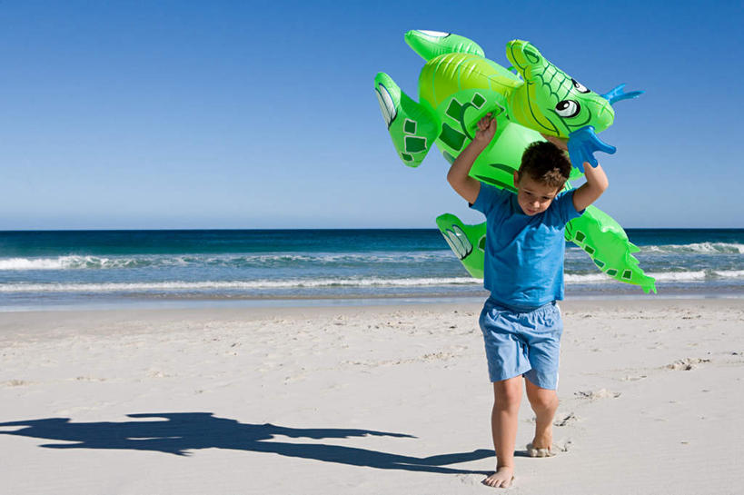 西方人,儿童,腿部,脚,脚趾,脚趾甲,腿,一个人,走,举,横图,室外,白天,正面,游戏,纯洁,海浪,海洋,沙滩,玩具,欧洲,欧洲人,仅一个男性,仅一个人,服装,龙,沙子,海岸,浪花,水平线,辽阔,海平线,沙地,玩,注视,休闲装,光脚,娱乐,一个,小孩,骑,衣服,蓝色,绿色,蓝天,天空,海水,天,观察,看,扛,托,仅一个小孩,休闲,广阔,赤脚,休闲服,可爱,童年,童趣,益智,服饰,晴朗,单个,观看,活动,一望无际,察看,发泄,关注,消遣,智力,海景,童真,烂漫,无邪,万里无云,宣泄,无边无际,一马平川,扛在肩上,骑在肩上,天真,男孩,男人,男性,白种人,孩子,脚指甲,大海,风浪,海,海水的波动,海滩,近岸浪,涌浪,晴空,晴空万里,步行,举起,举手,举着,散步,玩耍,嬉戏,向上举,向上伸,向上托,走路,彩图,全身,水天相接,水天一线,男生