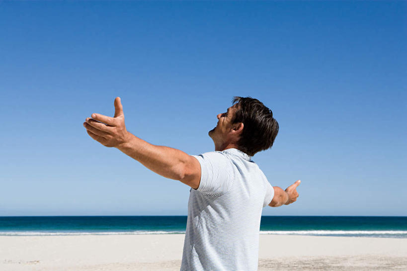 西方人,一个人,站,伸展双臂,笑,微笑,露齿笑,横图,室外,白天,侧面,海浪,海洋,沙滩,欧洲,欧洲人,仅一个男性,仅一个人,服装,沙子,海岸,浪花,沙地,注视,休闲装,仅一个年轻男性,衣服,蓝色,蓝天,天空,海水,天,观察,看,站着,休闲,休闲服,服饰,晴朗,观看,察看,关注,海景,万里无云,男人,男性,年轻男性,白种人,大海,风浪,海,海水的波动,海滩,近岸浪,涌浪,晴空,晴空万里,敞开双臂,伸开双臂,抬头,仰头,展开双肩,站立,张开手臂,张开双臂,半身,彩图