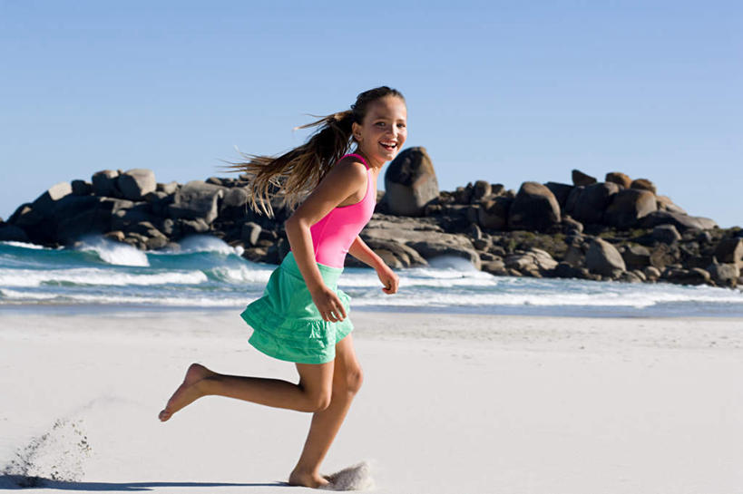 西方人,儿童,腿部,脚,脚趾,脚趾甲,腿,一个人,笑,微笑,露齿笑,横图,室外,白天,侧面,裙子,纯洁,海浪,海洋,礁石,石头,沙滩,吊带,欧洲,欧洲人,仅一个女性,仅一个人,奔驰,服装,朦胧,模糊,沙子,石子,海岸,浪花,沙地,扭头,注视,吊带衫,光脚,小孩,衣服,蓝色,蓝天,天空,海水,天,奔跑,观察,看,转头,仅一个小孩,赤脚,可爱,童年,童趣,短裙,服饰,晴朗,观看,半身裙,察看,衣着,穿着,关注,海景,童真,烂漫,无邪,万里无云,衣饰,天真,女孩,女人,女性,白种人,孩子,脚指甲,大海,风浪,海,海水的波动,海滩,礁,近岸浪,石块,岩石,涌浪,晴空,晴空万里,彩图,全身,女生