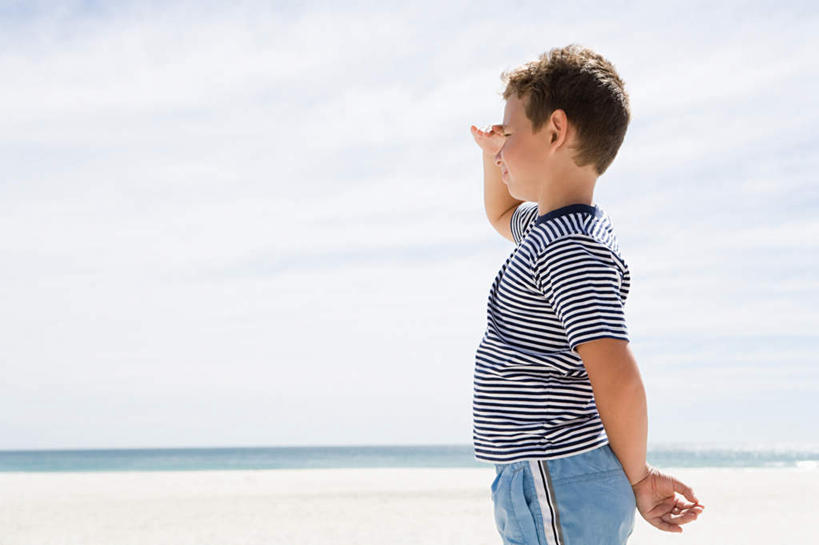 西方人,儿童,一个人,站,举,横图,室外,白天,侧面,纯洁,海浪,海洋,沙滩,欧洲,欧洲人,仅一个男性,仅一个人,服装,沙子,海岸,浪花,水平线,云,云朵,辽阔,海平线,沙地,云彩,注视,休闲装,小孩,衣服,蓝色,白云,蓝天,天空,海水,天,观察,看,托,站着,仅一个小孩,休闲,广阔,休闲服,可爱,童年,童趣,服饰,晴朗,观看,一望无际,察看,关注,海景,童真,烂漫,无邪,背手,无边无际,一马平川,天真,男孩,男人,男性,白种人,孩子,大海,风浪,海,海水的波动,海滩,近岸浪,涌浪,晴空,举起,举手,举着,向上举,向上伸,向上托,站立,半身,彩图,水天相接,水天一线,男生