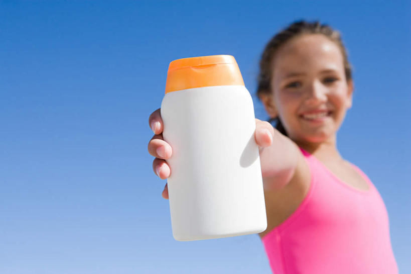 西方人,儿童,脸,头,脸颊,手,一个人,站,笑,微笑,露齿笑,横图,室外,特写,白天,仰视,泳装,纯洁,欧洲,欧洲人,仅一个女性,仅一个人,握,朦胧,模糊,拿,拿着,注视,肩膀,小孩,粉色,蓝色,蓝天,天空,化妆品,天,观察,看,站着,仅一个小孩,手部,可爱,童年,童趣,握着,晴朗,观看,单手,察看,防晒乳,防晒霜,护肤品,化妆用品,关注,护肤用品,童真,烂漫,无邪,连体泳衣,万里无云,天真,女孩,女人,女性,白种人,孩子,头部,脸部,脸蛋,面部,晴空,晴空万里,站立,半身,彩图,低角度拍摄,泳衣,女生