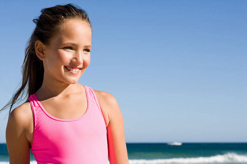 西方人,儿童,一个人,站,笑,微笑,露齿笑,横图,室外,白天,正面,泳装,纯洁,海浪,海洋,沙滩,欧洲,欧洲人,仅一个女性,仅一个人,沙子,海岸,浪花,水平线,辽阔,海平线,沙地,注视,小孩,粉色,蓝色,蓝天,天空,海水,天,观察,看,站着,仅一个小孩,广阔,可爱,童年,童趣,晴朗,观看,一望无际,察看,关注,海景,童真,烂漫,无邪,连体泳衣,万里无云,无边无际,一马平川,天真,女孩,女人,女性,白种人,孩子,大海,风浪,海,海水的波动,海滩,近岸浪,涌浪,晴空,晴空万里,站立,半身,彩图,泳衣,水天相接,水天一线,女生