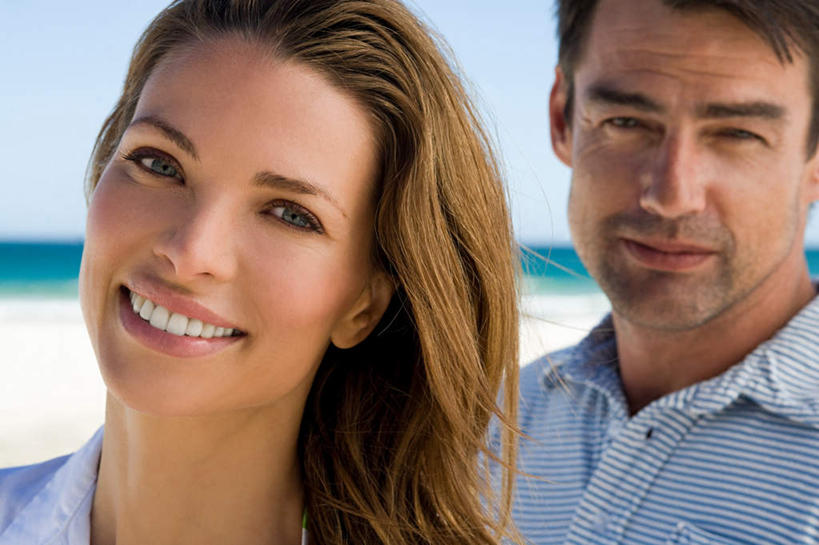 西方人,脸,头,脸颊,两个人,夫妻,站,笑,微笑,露齿笑,横图,室外,特写,白天,正面,爱情,海浪,海洋,沙滩,欧洲,欧洲人,服装,朦胧,模糊,沙子,海岸,浪花,沙地,浪漫,注视,休闲装,肩膀,衣服,蓝色,蓝天,天空,海水,天,观察,看,站着,休闲,休闲服,恩爱,恋人,服饰,晴朗,观看,察看,关注,海景,万里无云,男人,男性,年轻男性,年轻女性,女人,女性,白种人,头部,脸部,脸蛋,面部,夫妇,情侣,大海,风浪,海,海水的波动,海滩,近岸浪,涌浪,晴空,晴空万里,站立,半身,彩图,伴侣