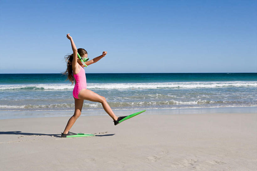 游泳,西方人,儿童,一个人,站,走,举,横图,室外,白天,侧面,泳装,锻炼,纯洁,运动,海浪,海洋,沙滩,欧洲,欧洲人,仅一个女性,仅一个人,潜水镜,沙子,泳镜,海岸,浪花,水平线,辽阔,海平线,沙地,注视,小孩,粉色,蓝色,蓝天,天空,海水,天,低头,观察,看,托,站着,仅一个小孩,广阔,蛙鞋,可爱,童年,童趣,潜水,晴朗,观看,一望无际,脚蹼,呼吸管,察看,关注,潜水装备,海景,童真,烂漫,无邪,连体泳衣,万里无云,面镜,浮潜,潜水运动,无边无际,一马平川,体育,天真,女孩,女人,女性,白种人,孩子,大海,风浪,海,海水的波动,海滩,近岸浪,涌浪,晴空,晴空万里,步行,举起,举手,举着,散步,向上举,向上伸,向上托,站立,走路,彩图,全身,泳衣,健身,水天相接,水天一线,女生