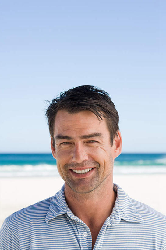 西方人,脸,头,脸颊,一个人,站,笑,微笑,露齿笑,竖图,室外,特写,白天,正面,海浪,海洋,沙滩,欧洲,欧洲人,仅一个男性,仅一个人,服装,朦胧,模糊,沙子,海岸,浪花,沙地,注视,休闲装,肩膀,仅一个年轻男性,衣服,蓝色,蓝天,天空,海水,天,观察,看,站着,休闲,休闲服,服饰,晴朗,观看,察看,关注,海景,万里无云,男人,男性,年轻男性,白种人,头部,脸部,脸蛋,面部,大海,风浪,海,海水的波动,海滩,近岸浪,涌浪,晴空,晴空万里,站立,半身,彩图