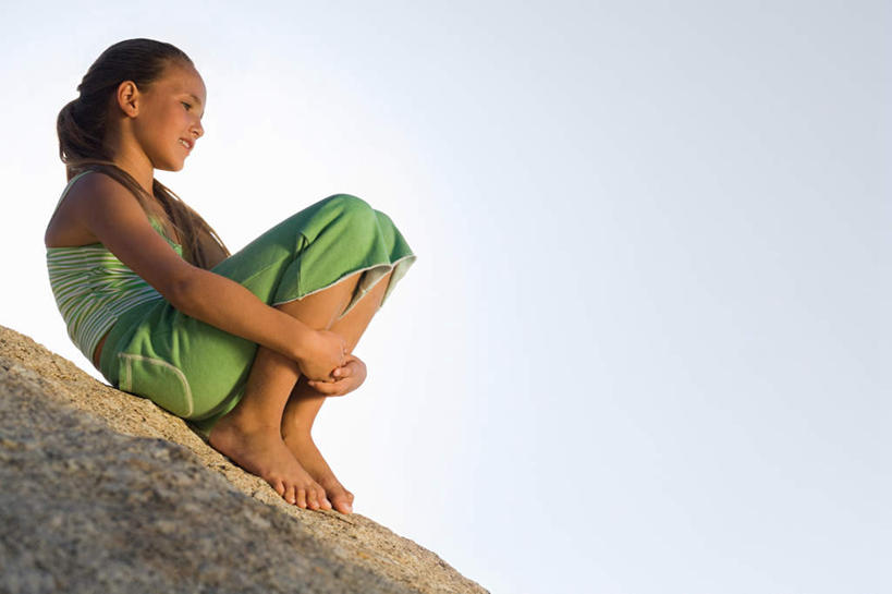 西方人,儿童,腿部,脚,脚趾,脚趾甲,腿,一个人,坐,笑,微笑,横图,室外,白天,仰视,纯洁,沙滩,欧洲,欧洲人,仅一个女性,仅一个人,阴影,服装,光线,沙子,影子,海岸,沙地,注视,休闲装,光脚,小孩,衣服,蓝色,蓝天,天空,阳光,天,观察,看,仅一个小孩,休闲,赤脚,休闲服,可爱,童年,童趣,服饰,晴朗,抱膝,观看,察看,关注,童真,烂漫,无邪,万里无云,天真,女孩,女人,女性,白种人,孩子,脚指甲,海滩,晴空,晴空万里,坐着,彩图,低角度拍摄,全身,女生