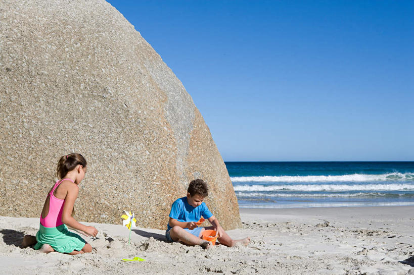 西方人,儿童,两个人,家庭,坐,跪,盘腿,横图,室外,白天,正面,纯洁,海浪,海洋,石头,沙滩,欧洲,欧洲人,握,服装,沙子,石子,海岸,浪花,水平线,辽阔,海平线,沙地,拿,拿着,注视,休闲装,小孩,衣服,蓝色,蓝天,天空,海水,天,低头,观察,看,休闲,广阔,温暖,温馨,一家人,休闲服,可爱,童年,童趣,握着,服饰,巨大,晴朗,观看,一望无际,和睦,察看,关注,海景,童真,烂漫,无邪,万里无云,无边无际,一马平川,天真,男孩,男人,男性,女孩,女人,女性,白种人,大海,风浪,海,海水的波动,海滩,近岸浪,石块,岩石,涌浪,晴空,晴空万里,跪着,盘腿而坐,盘膝,盘着腿的,盘着腿坐,双腿交叉,坐着,彩图,全身,融洽,水天相接,水天一线,男生,女生