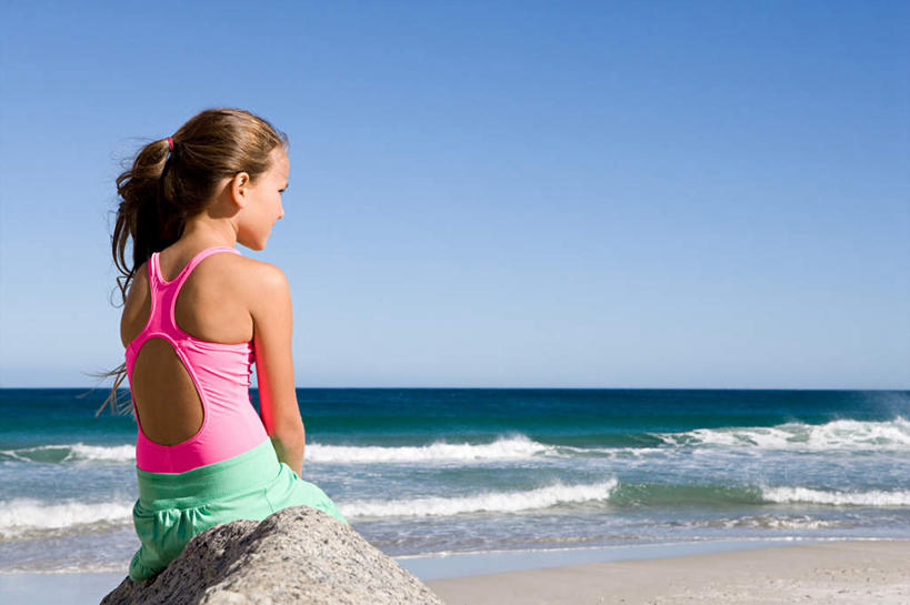 西方人,儿童,一个人,坐,横图,室外,白天,泳装,纯洁,海浪,海洋,石头,沙滩,欧洲,欧洲人,仅一个女性,仅一个人,沙子,石子,海岸,浪花,水平线,辽阔,海平线,沙地,扭头,小孩,背面,粉色,蓝色,蓝天,天空,海水,天,转头,仅一个小孩,广阔,可爱,童年,童趣,晴朗,一望无际,海景,童真,烂漫,无邪,连体泳衣,万里无云,无边无际,一马平川,天真,女孩,女人,女性,白种人,孩子,大海,风浪,海,海水的波动,海滩,近岸浪,石块,岩石,涌浪,晴空,晴空万里,坐着,半身,彩图,泳衣,水天相接,水天一线,女生