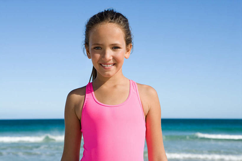 西方人,儿童,一个人,站,笑,微笑,露齿笑,横图,室外,白天,正面,泳装,纯洁,海浪,海洋,沙滩,欧洲,欧洲人,仅一个女性,仅一个人,沙子,海岸,浪花,沙地,注视,小孩,粉色,蓝色,蓝天,天空,海水,天,观察,看,站着,仅一个小孩,可爱,童年,童趣,晴朗,观看,察看,关注,海景,童真,烂漫,无邪,连体泳衣,万里无云,天真,女孩,女人,女性,白种人,孩子,大海,风浪,海,海水的波动,海滩,近岸浪,涌浪,晴空,晴空万里,站立,半身,彩图,泳衣,女生