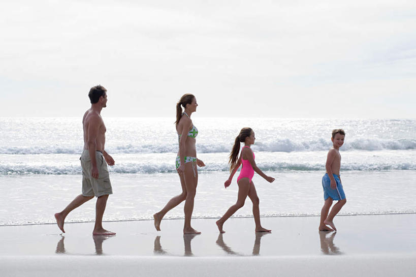 西方人,儿童,腿部,脚,脚趾,脚趾甲,腿,四个人,家庭,夫妻,母亲,父亲,女儿,儿子,走,横图,室外,白天,侧面,泳装,比基尼,爱情,纯洁,海浪,海洋,沙滩,欧洲,欧洲人,一排,泳裤,整齐,沙子,海岸,浪花,水平线,云,云朵,辽阔,海平线,沙地,浪漫,云彩,扭头,注视,光脚,裸露,排列,小孩,蓝色,白云,蓝天,天空,海水,天,观察,看,转头,广阔,温暖,温馨,父女,父子,母女,母子,一家人,赤脚,恩爱,父爱,可爱,母爱,童年,童趣,恋人,晴朗,观看,一望无际,和睦,察看,队列,关注,裸,海景,童真,烂漫,无邪,连体泳衣,无边无际,一马平川,天真,男孩,男人,男性,年轻男性,年轻女性,女孩,女人,女性,白种人,孩子,年轻人,脚指甲,夫妇,情侣,大海,风浪,海,海水的波动,海滩,近岸浪,涌浪,晴空,步行,散步,走路,彩图,全身,三点式,泳衣,伴侣,融洽,水天相接,水天一线,男生,女生