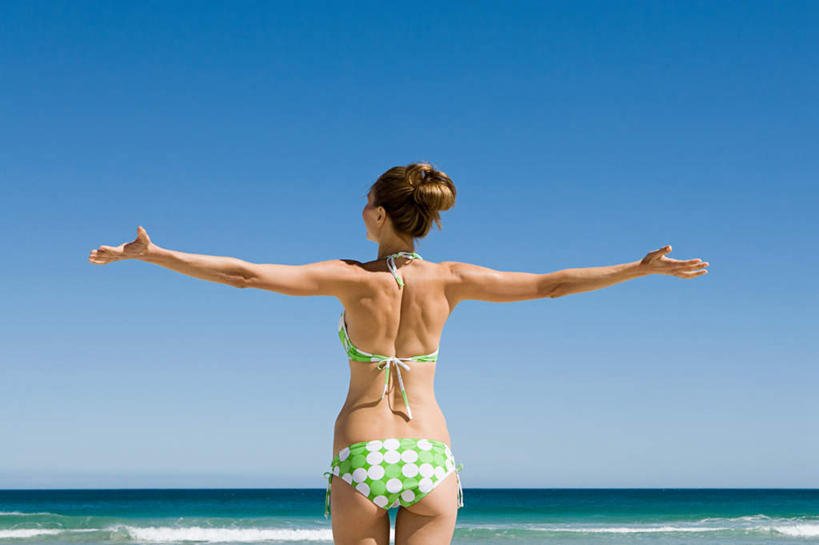 西方人,一个人,站,伸展双臂,横图,室外,白天,泳装,比基尼,海浪,海洋,沙滩,欧洲,欧洲人,仅一个年轻女性,仅一个女性,仅一个人,沙子,海岸,浪花,水平线,辽阔,海平线,沙地,背面,蓝色,绿色,蓝天,天空,海水,天,站着,广阔,晴朗,一望无际,海景,万里无云,无边无际,一马平川,年轻女性,女人,女性,白种人,大海,风浪,海,海水的波动,海滩,近岸浪,涌浪,晴空,晴空万里,敞开双臂,伸开双臂,抬头,仰头,展开双肩,站立,张开手臂,张开双臂,半身,彩图,三点式,泳衣,水天相接,水天一线