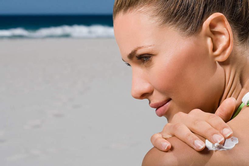 西方人,脸,头,脸颊,手,一个人,站,笑,微笑,露齿笑,横图,室外,特写,白天,侧面,海浪,海洋,沙滩,欧洲,欧洲人,仅一个年轻女性,仅一个女性,仅一个人,擦,抚摸,朦胧,模糊,沙子,海岸,浪花,水平线,辽阔,海平线,沙地,注视,裸露,肩膀,蓝色,蓝天,天空,海水,化妆品,天,观察,看,站着,广阔,手部,擦拭,晴朗,观看,单手,一望无际,察看,防晒乳,防晒霜,护肤品,化妆用品,关注,裸,护肤用品,海景,万里无云,无边无际,一马平川,揩擦,拭,年轻女性,女人,女性,白种人,头部,脸部,脸蛋,面部,大海,风浪,海,海水的波动,海滩,近岸浪,涌浪,晴空,晴空万里,站立,半身,彩图,水天相接,水天一线,轻抚