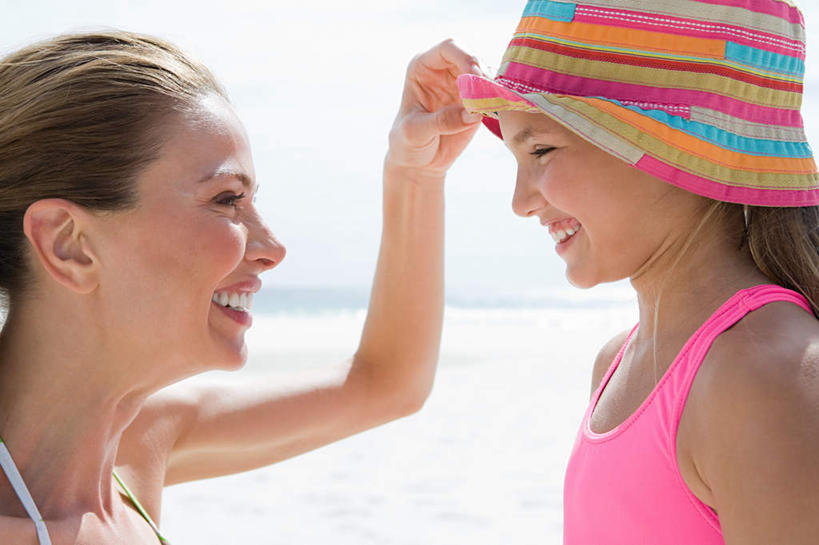 西方人,儿童,脸,头,脸颊,手,两个人,家庭,母亲,女儿,站,蹲,笑,微笑,露齿笑,横图,室外,特写,白天,侧面,泳装,纯洁,海浪,海洋,沙滩,帽子,欧洲,欧洲人,握,朦胧,模糊,沙子,海岸,浪花,云,云朵,沙地,拿,云彩,拿着,肩膀,相视,小孩,粉色,蓝色,白云,蓝天,天空,海水,遮阳帽,天,站着,温暖,温馨,母女,一家人,面对面,手部,可爱,母爱,童年,童趣,握着,晴朗,对视,单手,和睦,互视,相对,海景,童真,烂漫,无邪,连体泳衣,相看,天真,年轻女性,女孩,女人,女性,白种人,孩子,年轻人,头部,脸部,脸蛋,面部,大海,风浪,海,海水的波动,海滩,近岸浪,涌浪,晴空,蹲着,站立,半身,彩图,泳衣,融洽,女生