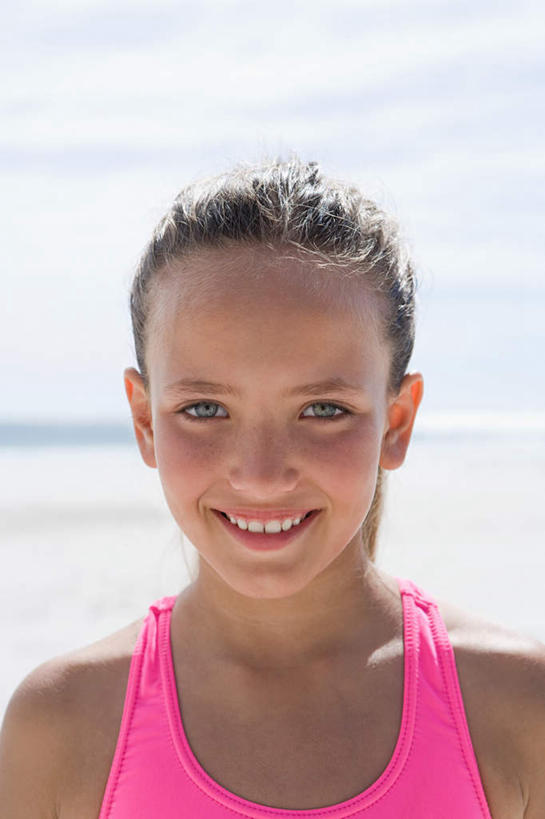 西方人,儿童,脸,头,脸颊,一个人,站,笑,微笑,露齿笑,竖图,室外,特写,白天,正面,泳装,纯洁,海浪,海洋,沙滩,欧洲,欧洲人,仅一个女性,仅一个人,沙子,海岸,浪花,云,云朵,沙地,云彩,注视,肩膀,小孩,粉色,蓝色,白云,蓝天,天空,海水,天,观察,看,站着,仅一个小孩,可爱,童年,童趣,晴朗,观看,察看,关注,海景,童真,烂漫,无邪,连体泳衣,天真,女孩,女人,女性,白种人,孩子,头部,脸部,脸蛋,面部,大海,风浪,海,海水的波动,海滩,近岸浪,涌浪,晴空,站立,半身,彩图,泳衣,女生