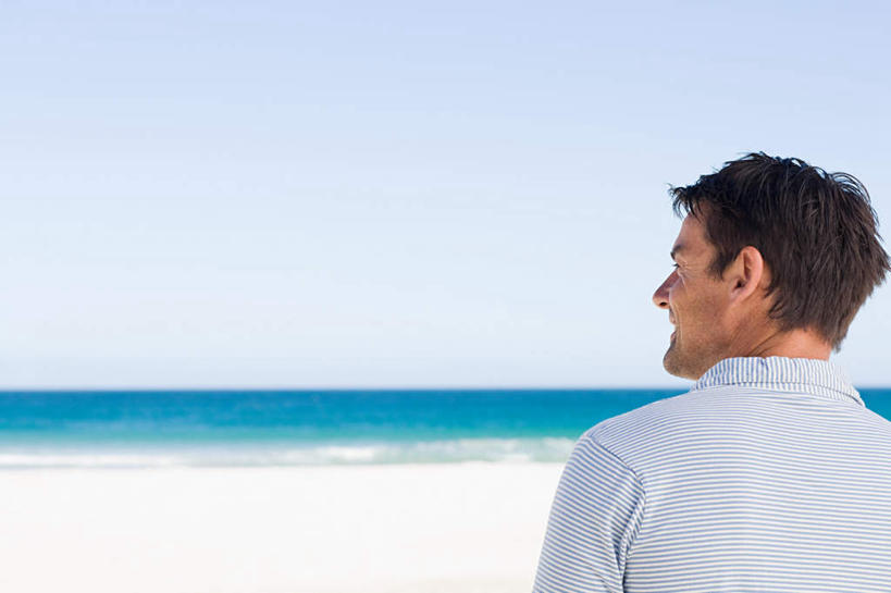 西方人,一个人,站,笑,微笑,露齿笑,横图,室外,白天,海浪,海洋,沙滩,欧洲,欧洲人,仅一个男性,仅一个人,服装,沙子,海岸,浪花,水平线,辽阔,海平线,沙地,扭头,注视,休闲装,仅一个年轻男性,背面,衣服,蓝色,蓝天,天空,海水,天,观察,看,站着,转头,休闲,广阔,休闲服,服饰,晴朗,观看,一望无际,察看,关注,海景,万里无云,无边无际,一马平川,男人,男性,年轻男性,白种人,大海,风浪,海,海水的波动,海滩,近岸浪,涌浪,晴空,晴空万里,站立,半身,彩图,水天相接,水天一线