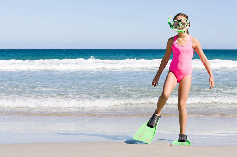 游泳,西方人,儿童,一个人,站,横图,室外,白天,正面,泳装,锻炼,纯洁,运动,海浪,海洋,沙滩,欧洲,欧洲人,仅一个女性,仅一个人,弯曲,潜水镜,沙子,泳镜,海岸,浪花,水平线,辽阔,海平线,沙地,注视,小孩,粉色,蓝色,蓝天,天空,海水,天,观察,看,站着,仅一个小孩,广阔,蛙鞋,可爱,童年,童趣,潜水,晴朗,观看,一望无际,脚蹼,呼吸管,察看,关注,潜水装备,海景,童真,烂漫,无邪,连体泳衣,万里无云,面镜,浮潜,潜水运动,无边无际,一马平川,体育,天真,女孩,女人,女性,白种人,孩子,大海,风浪,海,海水的波动,海滩,近岸浪,涌浪,晴空,晴空万里,站立,彩图,全身,泳衣,健身,水天相接,水天一线,女生