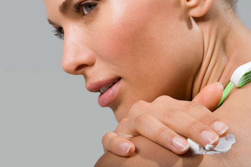 西方人,脸,头,脸颊,手,一个人,站,笑,微笑,露齿笑,横图,室外,特写,白天,侧面,欧洲,欧洲人,仅一个年轻女性,仅一个女性,仅一个人,擦,抚摸,朦胧,模糊,注视,裸露,肩膀,天空,化妆品,天,观察,看,站着,手部,擦拭,晴朗,观看,单手,察看,防晒乳,防晒霜,护肤品,化妆用品,关注,裸,护肤用品,万里无云,揩擦,拭,年轻女性,女人,女性,白种人,头部,脸部,脸蛋,面部,晴空,晴空万里,站立,半身,彩图,轻抚