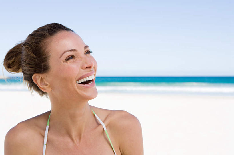 西方人,一个人,站,笑,微笑,露齿笑,横图,室外,白天,正面,泳装,比基尼,海浪,海洋,沙滩,欧洲,欧洲人,仅一个年轻女性,仅一个女性,仅一个人,沙子,海岸,浪花,水平线,辽阔,海平线,沙地,注视,蓝色,蓝天,天空,海水,天,观察,看,站着,转头,广阔,晴朗,观看,一望无际,察看,关注,海景,万里无云,无边无际,一马平川,年轻女性,女人,女性,白种人,大海,风浪,海,海水的波动,海滩,近岸浪,涌浪,晴空,晴空万里,站立,半身,彩图,三点式,泳衣,水天相接,水天一线