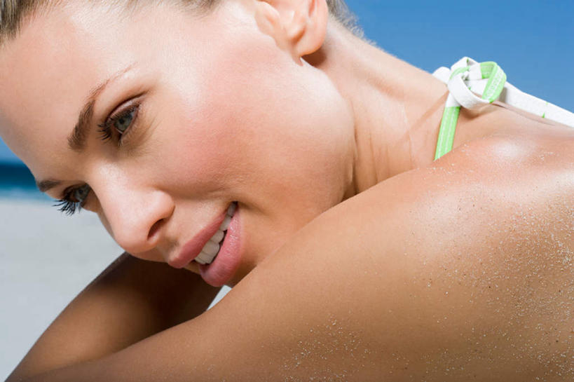 西方人,脸,头,脸颊,一个人,坐,抱,笑,微笑,露齿笑,横图,室外,特写,白天,侧面,泳装,比基尼,欧洲,欧洲人,仅一个年轻女性,仅一个女性,仅一个人,朦胧,模糊,扭头,注视,肩膀,蓝色,绿色,蓝天,天空,天,观察,看,转头,晴朗,抱着,观看,察看,搂着,关注,万里无云,年轻女性,女人,女性,白种人,头部,脸部,脸蛋,面部,晴空,晴空万里,搂,搂抱,坐着,半身,彩图,三点式,泳衣