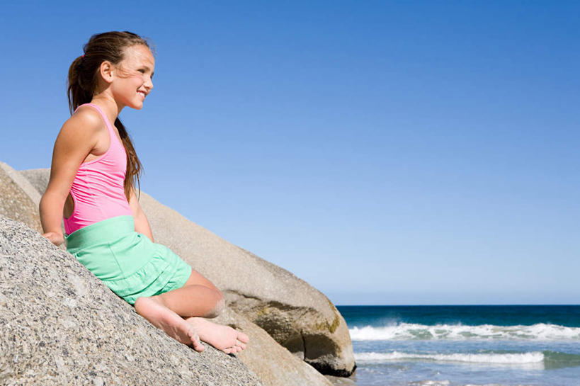 西方人,儿童,腿部,脚,脚趾,脚趾甲,腿,一个人,坐,笑,微笑,露齿笑,横图,室外,白天,侧面,纯洁,海浪,海洋,石头,沙滩,欧洲,欧洲人,仅一个女性,仅一个人,服装,沙子,石子,海岸,浪花,水平线,辽阔,海平线,沙地,注视,休闲装,光脚,小孩,衣服,蓝色,蓝天,天空,海水,天,观察,看,仅一个小孩,休闲,广阔,赤脚,休闲服,可爱,童年,童趣,服饰,巨大,晴朗,观看,一望无际,察看,关注,海景,童真,烂漫,无邪,万里无云,无边无际,一马平川,天真,女孩,女人,女性,白种人,孩子,脚指甲,大海,风浪,海,海水的波动,海滩,近岸浪,石块,岩石,涌浪,晴空,晴空万里,坐着,彩图,全身,水天相接,水天一线,女生