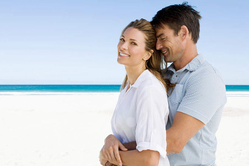 西方人,两个人,夫妻,站,闭眼,抱,笑,微笑,露齿笑,横图,室外,白天,侧面,爱情,海浪,海洋,沙滩,欧洲,欧洲人,服装,沙子,海岸,浪花,水平线,辽阔,海平线,沙地,浪漫,扭头,注视,休闲装,衣服,蓝色,蓝天,天空,海水,天,观察,看,站着,转头,休闲,广阔,休闲服,恩爱,恋人,服饰,晴朗,抱着,观看,一望无际,察看,搂着,关注,海景,万里无云,无边无际,一马平川,男人,男性,年轻男性,年轻女性,女人,女性,白种人,夫妇,情侣,大海,风浪,海,海水的波动,海滩,近岸浪,涌浪,晴空,晴空万里,闭眼睛,闭着眼,闭着眼睛,搂,搂抱,站立,半身,彩图,伴侣,水天相接,水天一线