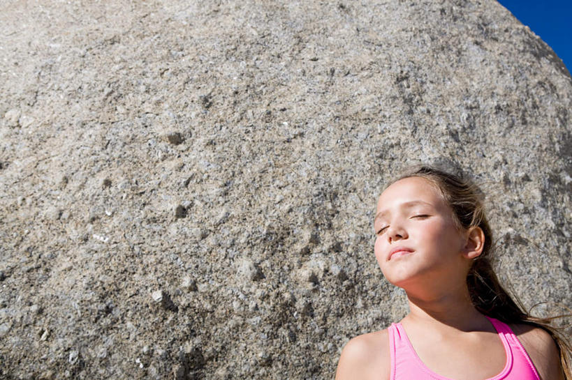 西方人,儿童,一个人,站,闭眼,笑,微笑,横图,室外,白天,仰视,泳装,纯洁,石头,欧洲,欧洲人,仅一个女性,仅一个人,石子,小孩,粉色,蓝色,蓝天,天空,天,站着,仅一个小孩,可爱,童年,童趣,巨大,晴朗,童真,烂漫,无邪,连体泳衣,万里无云,天真,女孩,女人,女性,白种人,孩子,石块,岩石,晴空,晴空万里,闭眼睛,闭着眼,闭着眼睛,站立,半身,彩图,低角度拍摄,泳衣,女生