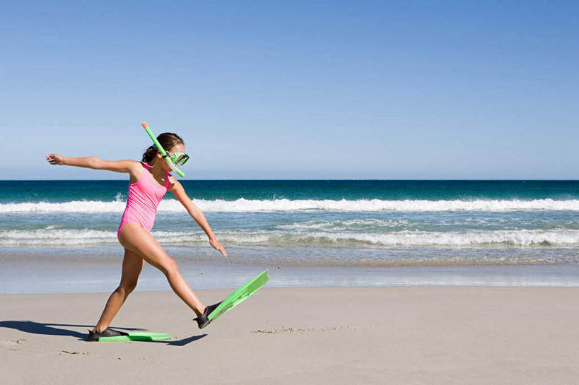 游泳,西方人,儿童,一个人,走,伸展双臂,横图,室外,白天,侧面,泳装,锻炼,纯洁,运动,海浪,海洋,沙滩,欧洲,欧洲人,仅一个女性,仅一个人,潜水镜,沙子,泳镜,海岸,浪花,水平线,辽阔,海平线,沙地,注视,小孩,粉色,蓝色,蓝天,天空,海水,天,低头,观察,看,仅一个小孩,广阔,蛙鞋,可爱,童年,童趣,潜水,晴朗,观看,一望无际,脚蹼,呼吸管,察看,关注,潜水装备,海景,童真,烂漫,无邪,连体泳衣,万里无云,面镜,浮潜,潜水运动,无边无际,一马平川,体育,天真,女孩,女人,女性,白种人,孩子,大海,风浪,海,海水的波动,海滩,近岸浪,涌浪,晴空,晴空万里,步行,敞开双臂,散步,伸开双臂,展开双肩,张开手臂,张开双臂,走路,彩图,全身,泳衣,健身,水天相接,水天一线,女生