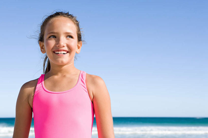 西方人,儿童,一个人,站,笑,微笑,露齿笑,横图,室外,白天,正面,泳装,纯洁,海浪,海洋,沙滩,欧洲,欧洲人,仅一个女性,仅一个人,沙子,海岸,浪花,水平线,辽阔,海平线,沙地,注视,小孩,粉色,蓝色,蓝天,天空,海水,天,观察,看,站着,仅一个小孩,广阔,可爱,童年,童趣,晴朗,观看,一望无际,察看,关注,海景,童真,烂漫,无邪,连体泳衣,万里无云,无边无际,一马平川,天真,女孩,女人,女性,白种人,孩子,大海,风浪,海,海水的波动,海滩,近岸浪,涌浪,晴空,晴空万里,站立,半身,彩图,泳衣,水天相接,水天一线,女生