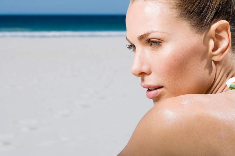 西方人,脸,头,脸颊,一个人,站,笑,微笑,横图,室外,特写,白天,侧面,海浪,海洋,沙滩,欧洲,欧洲人,仅一个年轻女性,仅一个女性,仅一个人,朦胧,模糊,沙子,海岸,浪花,水平线,辽阔,海平线,沙地,扭头,注视,裸露,肩膀,蓝色,蓝天,天空,海水,天,观察,看,站着,转头,广阔,晴朗,观看,一望无际,察看,关注,裸,海景,万里无云,无边无际,一马平川,年轻女性,女人,女性,白种人,头部,脸部,脸蛋,面部,大海,风浪,海,海水的波动,海滩,近岸浪,涌浪,晴空,晴空万里,站立,半身,彩图,水天相接,水天一线