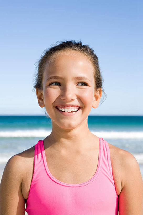 西方人,儿童,脸,头,脸颊,一个人,站,笑,微笑,露齿笑,竖图,室外,特写,白天,正面,泳装,纯洁,海浪,海洋,沙滩,欧洲,欧洲人,仅一个女性,仅一个人,朦胧,模糊,沙子,海岸,浪花,水平线,辽阔,海平线,沙地,注视,肩膀,小孩,粉色,蓝色,蓝天,天空,海水,天,观察,看,站着,仅一个小孩,广阔,可爱,童年,童趣,晴朗,观看,一望无际,察看,关注,海景,童真,烂漫,无邪,连体泳衣,万里无云,无边无际,一马平川,天真,女孩,女人,女性,白种人,孩子,头部,脸部,脸蛋,面部,大海,风浪,海,海水的波动,海滩,近岸浪,涌浪,晴空,晴空万里,站立,半身,彩图,泳衣,水天相接,水天一线,女生