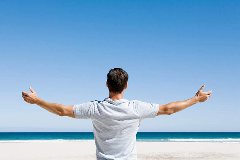 西方人,一个人,站,伸展双臂,横图,室外,白天,海浪,海洋,沙滩,欧洲,欧洲人,仅一个男性,仅一个人,服装,沙子,海岸,浪花,水平线,辽阔,海平线,沙地,休闲装,仅一个年轻男性,背面,衣服,蓝色,蓝天,天空,海水,天,站着,休闲,广阔,休闲服,服饰,晴朗,一望无际,海景,万里无云,无边无际,一马平川,男人,男性,年轻男性,白种人,大海,风浪,海,海水的波动,海滩,近岸浪,涌浪,晴空,晴空万里,敞开双臂,伸开双臂,展开双肩,站立,张开手臂,张开双臂,半身,彩图,水天相接,水天一线